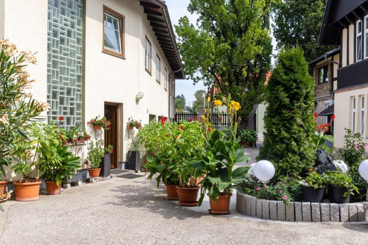 Haus Zu Den Zwei Eichen Apartment Perchtoldsdorf Exterior photo