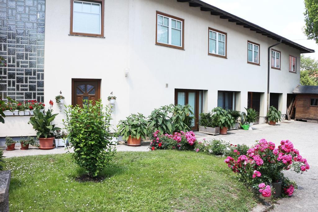 Haus Zu Den Zwei Eichen Apartment Perchtoldsdorf Exterior photo